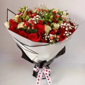 Charming bouquet of red and white roses with baby's breath and hypericum berries, wrapped in elegant paper with a decorative ribbon, perfect for romantic gifts.